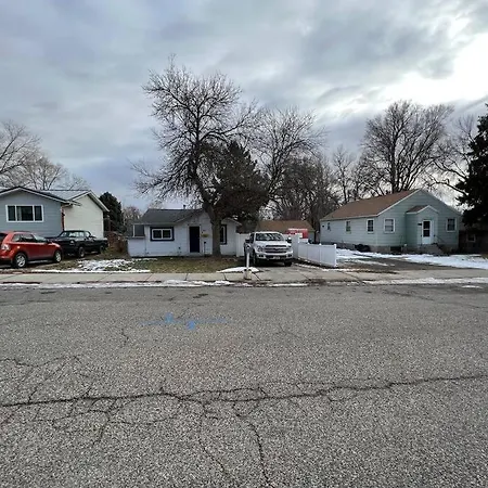 Roomy Single Bedroom With A Huge Back Yard